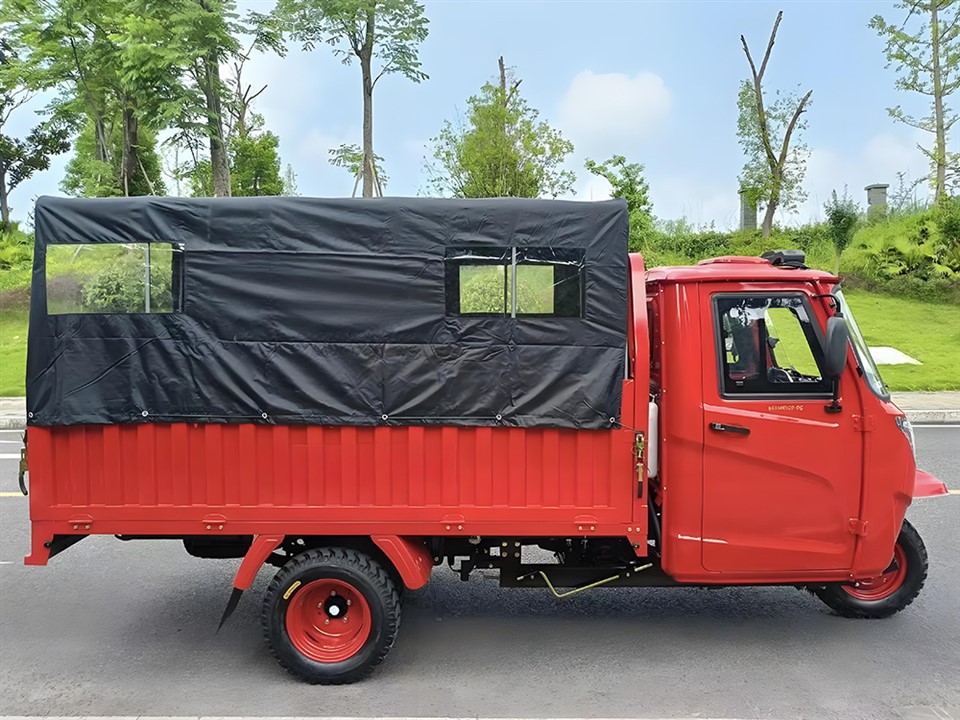 دراجة ثلاثية العجلات مغلقة بالكامل